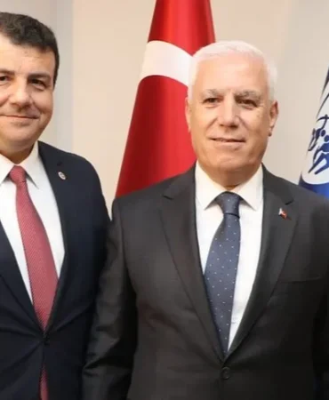 chp-li-ozturk-yoldan-dondu-buyuksehir-onune-davet-etti-1774941755-188_large