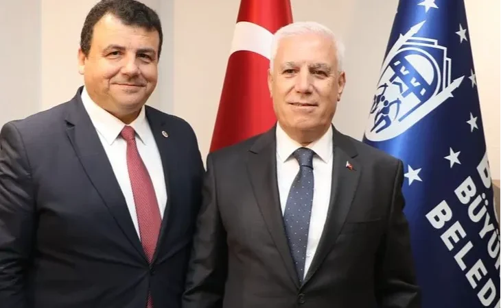 chp-li-ozturk-yoldan-dondu-buyuksehir-onune-davet-etti-1774941755-188_large