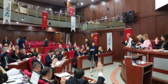 İzmit Belediyesi Meclisi’nde görev dağılımı yapıldı